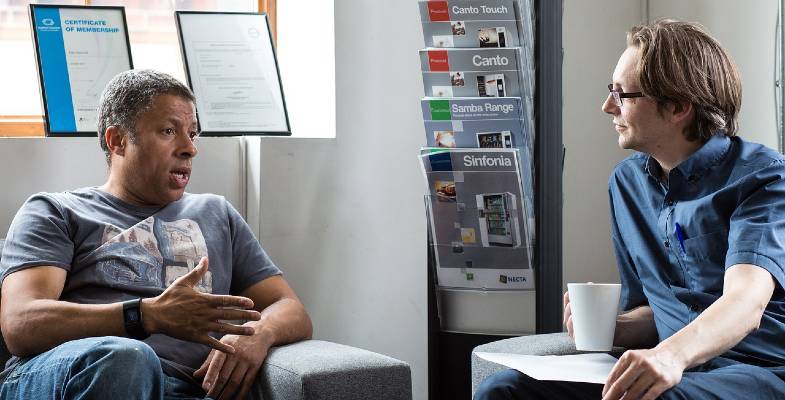 Personas hablando en una entrevista